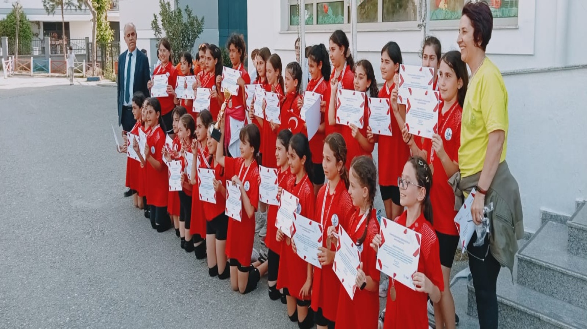 Okulumuz kız hentbol takımı  , Egemen Çocuklar Çim Hentbolu Şenliğinde almış oldukları 1.cilik kupası.